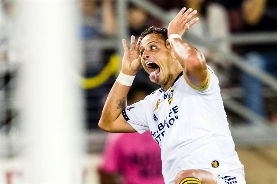 Mientras que se le extraña en la Selección Mexicana, así celebra Javier Hernández sus goles.