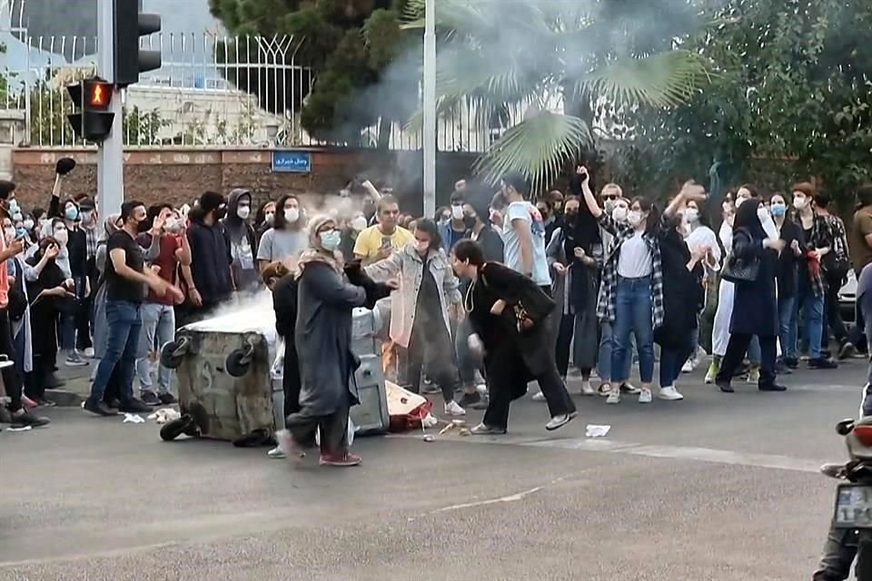 Mujeres en Teherán queman sus velos durante una protesta por la muerte de una joven detenida por la Policía de la moral.