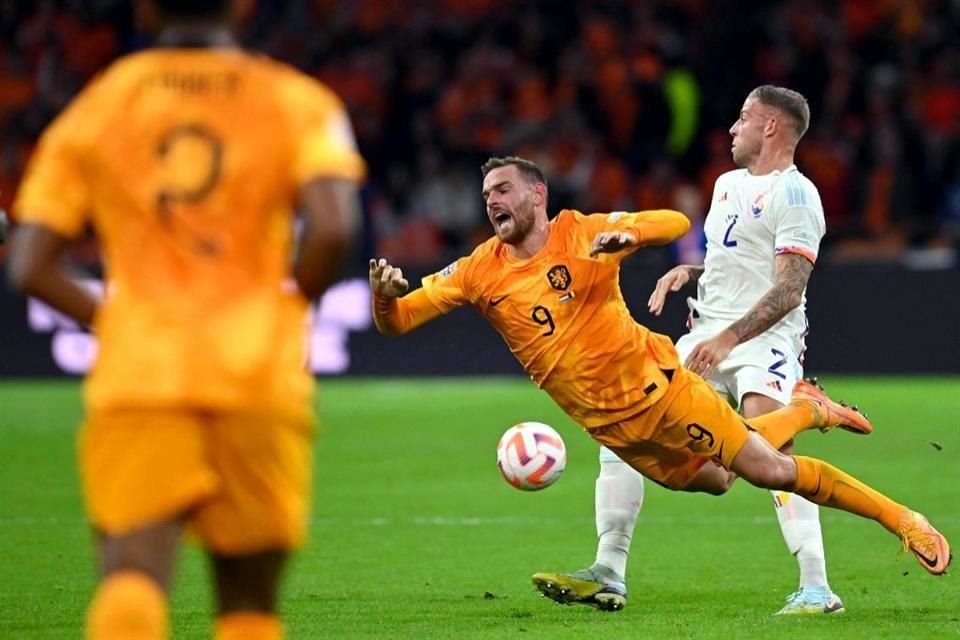 Vincent Janssen fue titular con el combinado naranja.