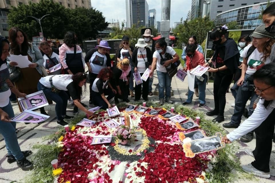 Colocaron un cirio, veladoras, ramos y pétalos de flores, junto con fotografías de víctimas de feminicidio en una ofrenda.