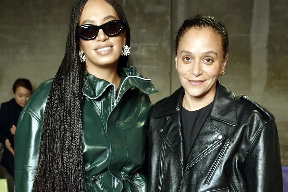 Solange Knowles y Samira Nasr, grandes amigas, llegaron para apoyar al diseñador Matthieu Blazy.