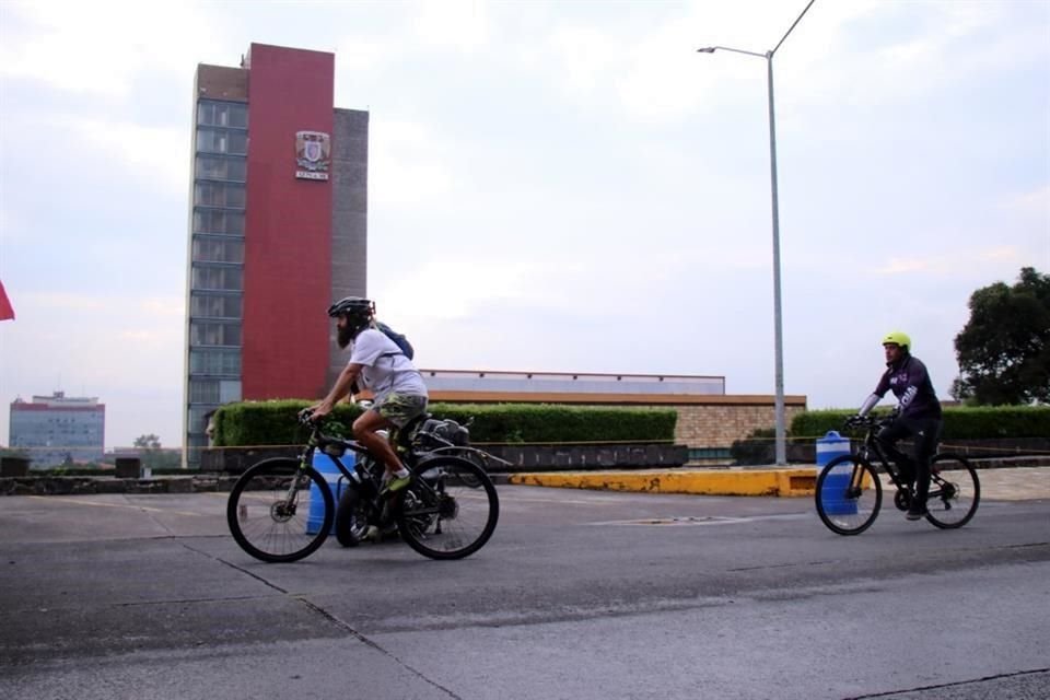 Ciclistas se reunieron en la explanada de Rectoría para pedir respeto hacia su comunidad en una rodada por la pacificación.