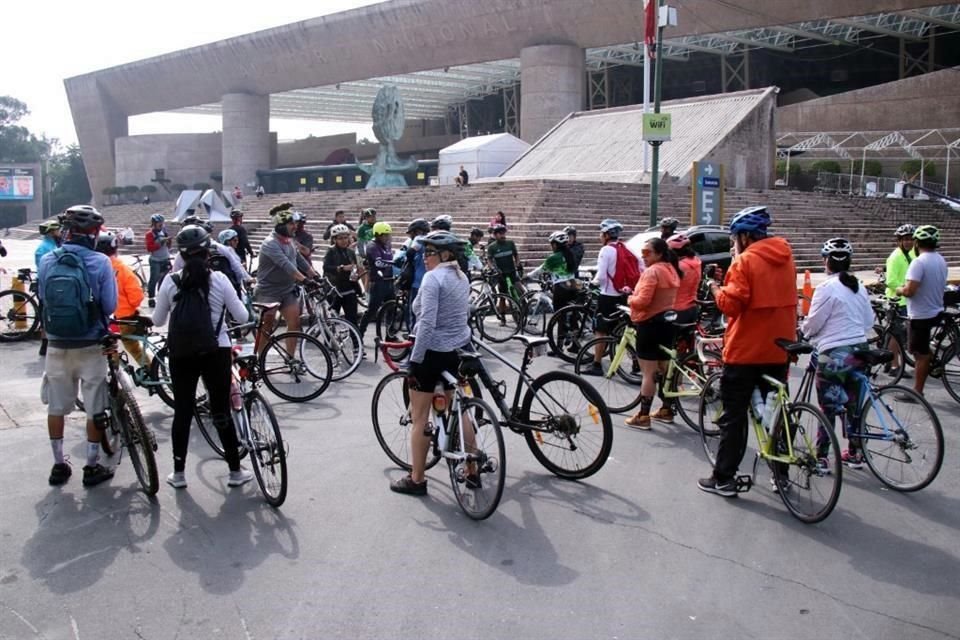 Ciclistas se reunieron en la explanada de Rectoría para pedir respeto hacia su comunidad en una rodada por la pacificación.