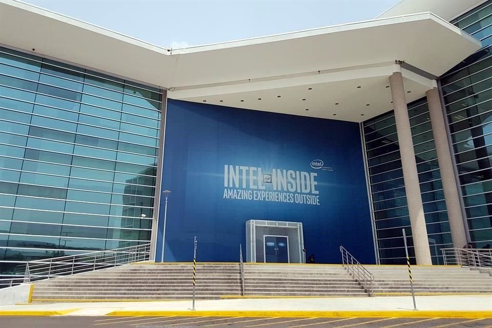 Intel hace en Guadalajara diseño, validación e integración de semiconductores, insumo esencial para la fabricación de chips.