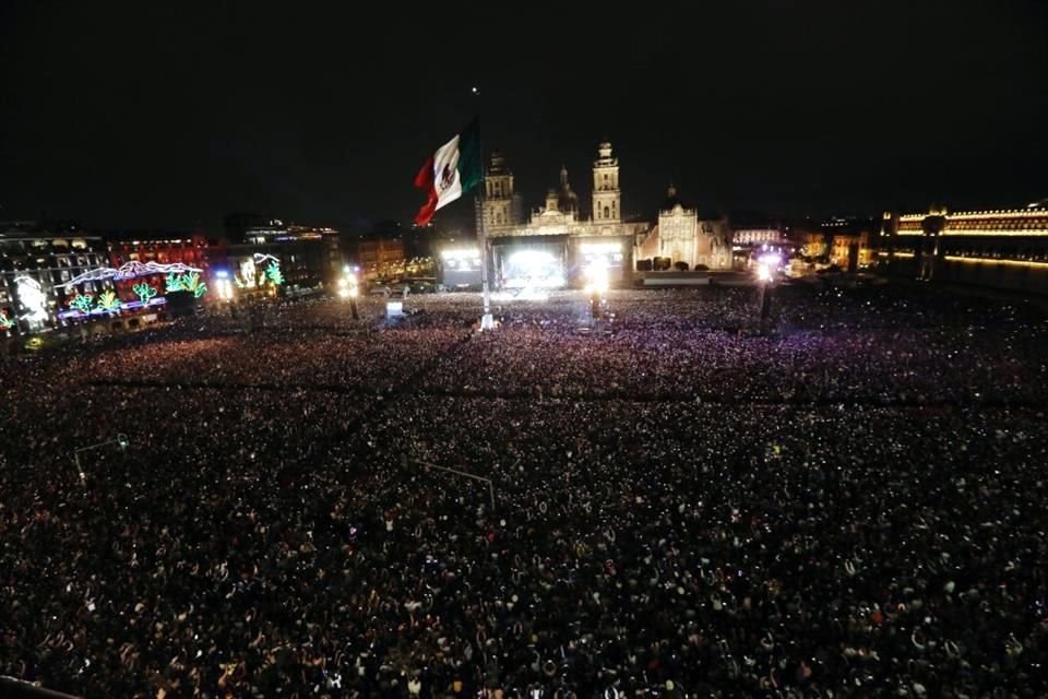 Claudia Sheinbaum anunció que el Zócalo ya se encuentra lleno para concierto de Grupo Firme, por lo que pidió verlo a distancia.
