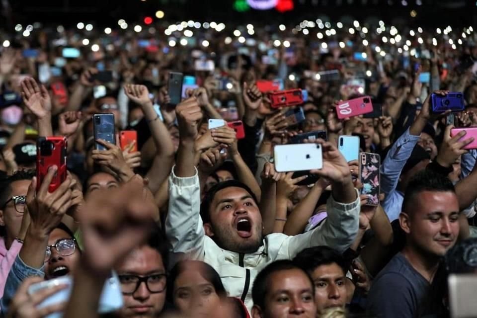 Al finalizar el concierto de Grupo Firme en el Zócalo, la Jefa de Gobierno, Claudia Sheinbaum, dio a conocer el número de asistentes.