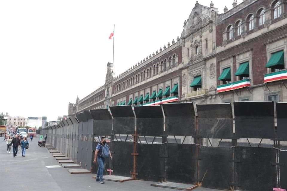 Así luce la muralla que rodea Palacio Nacional.