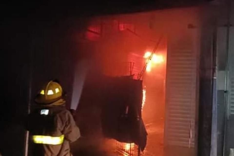 Elementos del cuerpo de bomberos llegaron al sitio para sofocar el siniestro.