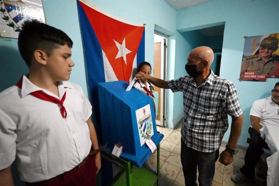 Un hombre deposita su boleta el domingo en una casilla en La Habana durante el referendo sobre el Código de las Familias.