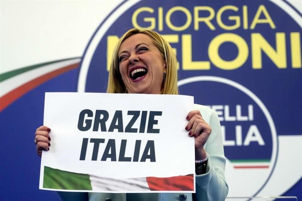 La ultraderechista Giorgia Meloni muestra un cartel que dice 'Gracias Italia' después de ganar las elecciones del domingo.