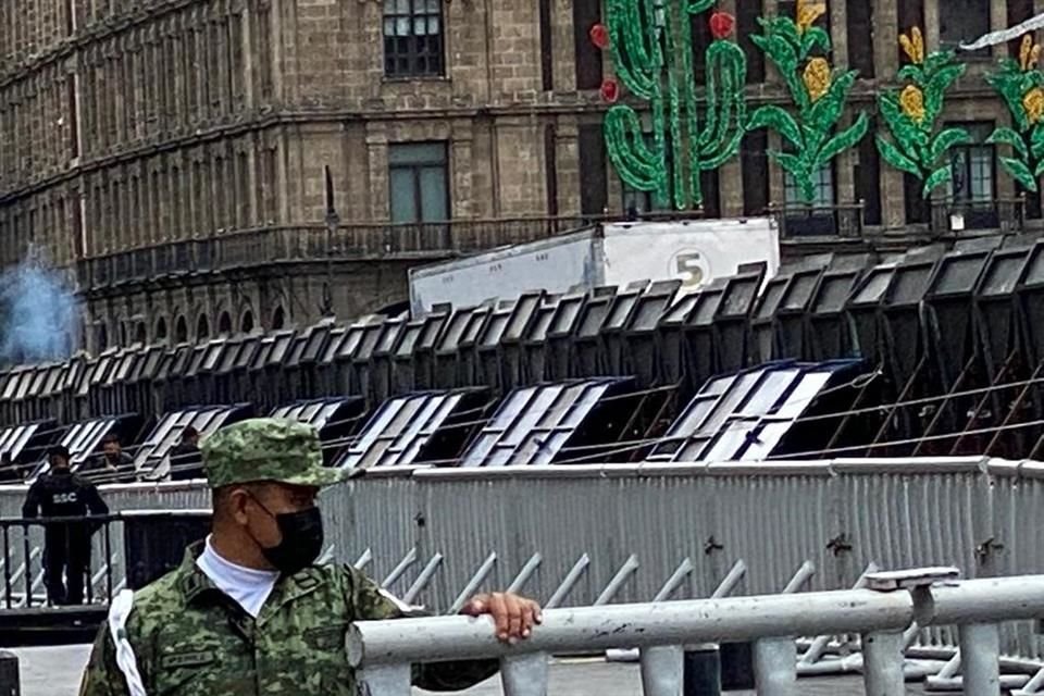 Por la tarde, las vallas fueron reforzadas frente a Palacio Nacional.