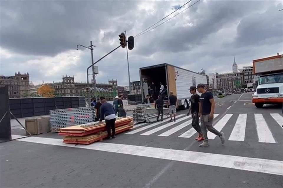 Pasadas las 15:00 horas, seguían desmontando estructuras del concierto de anoche.