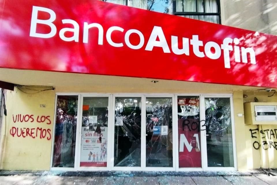 Un grupo que participaba en la marcha a 8 años de la desaparición de 43 normalistas de Ayotzinapa se desprendió para hacer destrozo en establecimientos.