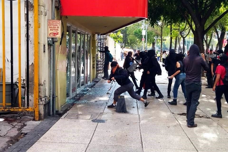 Encapuchados realizaron destrozos en un banco que se encuentra frente al Senado de la República.