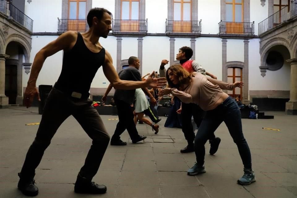 'Gramma. Geometría del encuentro' une teatro, danza, instalación, moda, performance y diseño sonoro en vivo para adentrar al público asistente en la búsqueda de sí mismo.