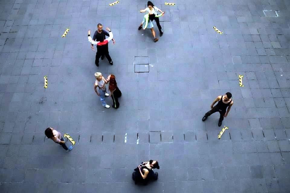 Dos actores, que fungen como facilitadores de la obra, les irán sugiriendo formas y ángulos para ver la coreografía, que se adueña de toda la sala principal del lugar. 