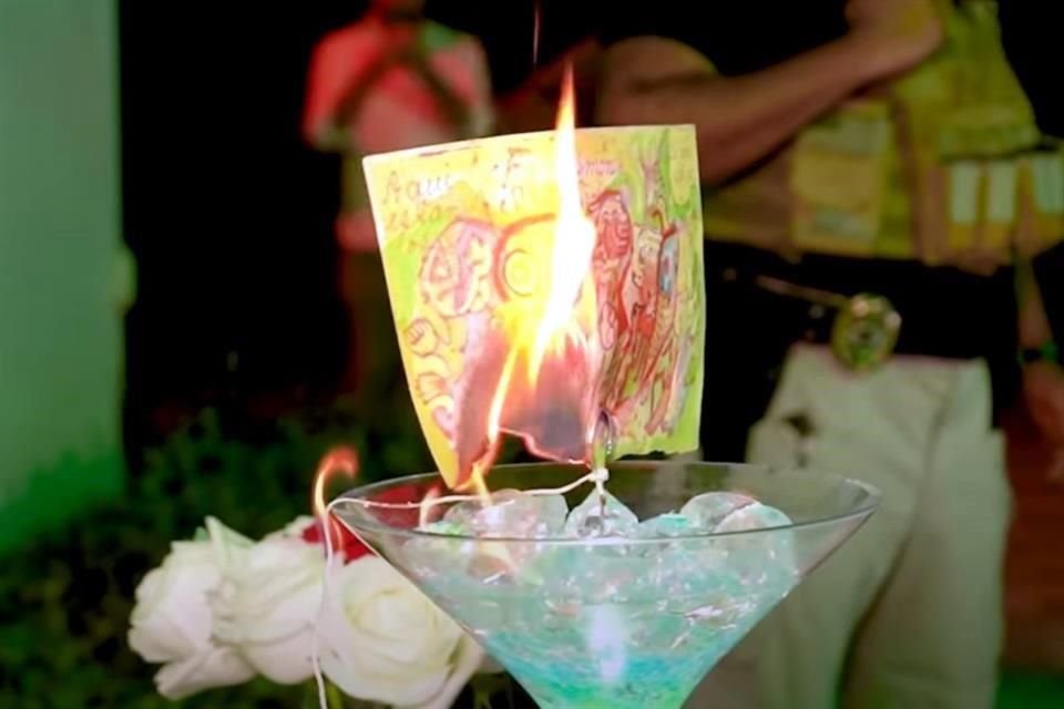 Sobre un coctel y con mariachi de fondo, el supuesto dibujo de Frida Kahlo es incinerado por el empresario Martín Mobarack.