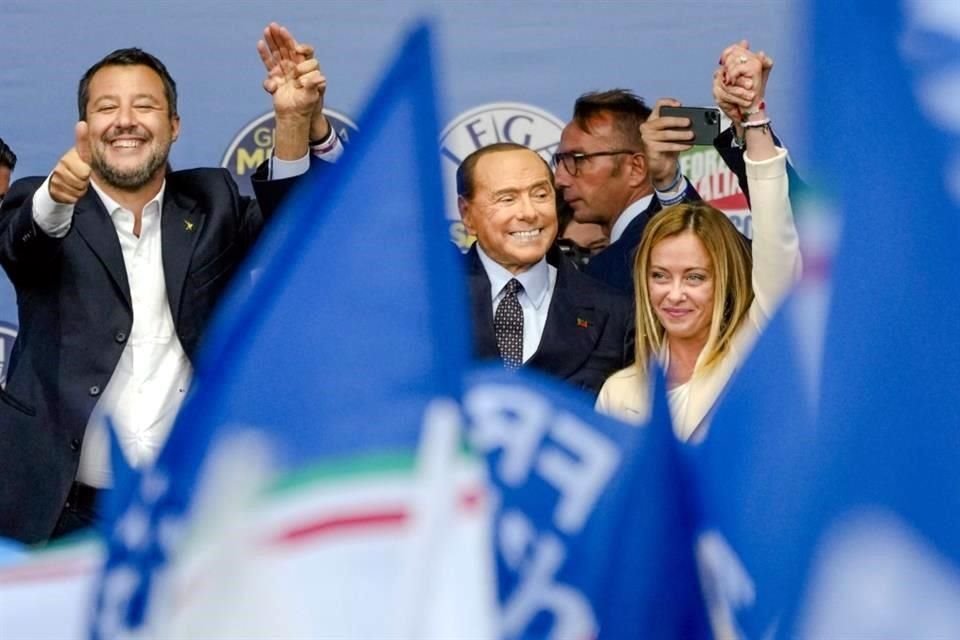 Matteo Salvini, Silvio Berlusconi y Giorgia Meloni durante el cierre de campaña en Italia.