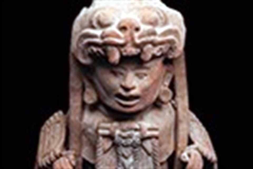 La efigie de un dignatario de pie y ricamente ataviado, con más de mil años de antigüedad, tiene un precio estimado de entre 15 mil y 20 mil dólares; la pieza proviene de las culturas veracruzanas.