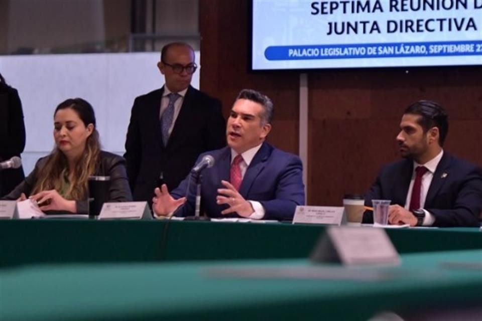 Alejandro Moreno preside la sesión de la Comisión de Gobernación y Población este martes en San Lázaro.