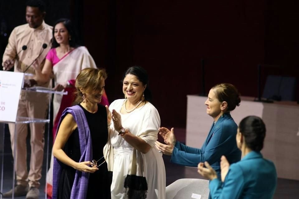 Audrey Azoulay, directora de la UNESCO; Alejandra Frausto, Secretaria de Cultura; la historiadora Beatriz Gutiérrez Müller y, de espaldas, Claudia Sheinbaum, Jefa de Gobierno de la CDMX.