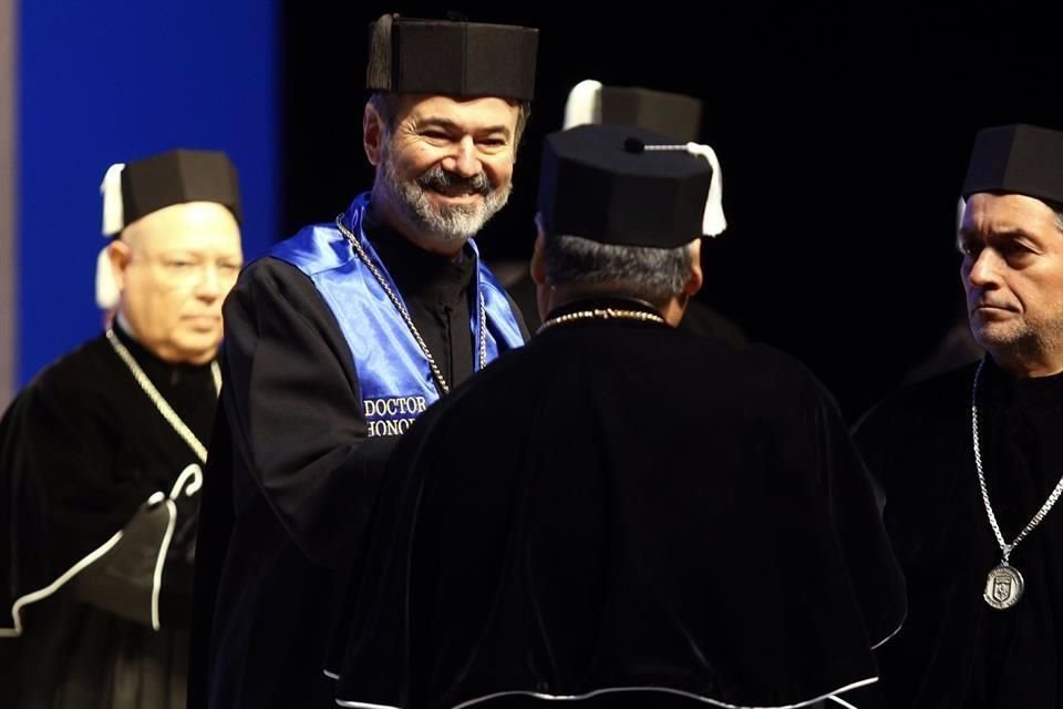 El doctorado honoris que causa que recibió este miércoles en Monterrey el escritor mexicano, coincide con otro reconocimiento a su trayectoria: el Premio Gabo a la Excelencia.