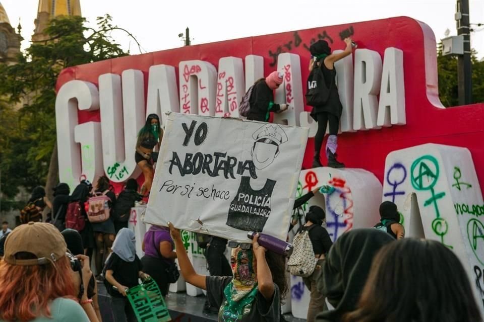 La marcha finalizó en Plaza Liberación, donde dejaron pintas en la estructura de la Marca Guadalajara Guadalajara.