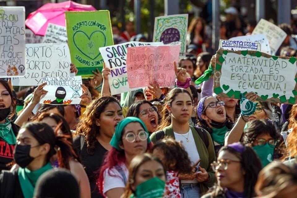 Cientos de mujeres participaron en la marcha en GDL, que también se realizó en otros estados.