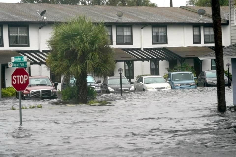 Una calle inundada los departamentos de Palm Isle después del paso de 'Ian', en Orlando, Florida.