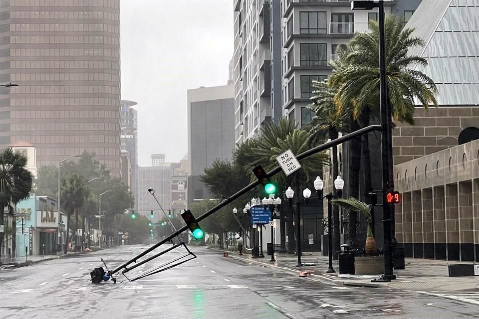 Cista de un semáforo derribado en el centro de Orlando.