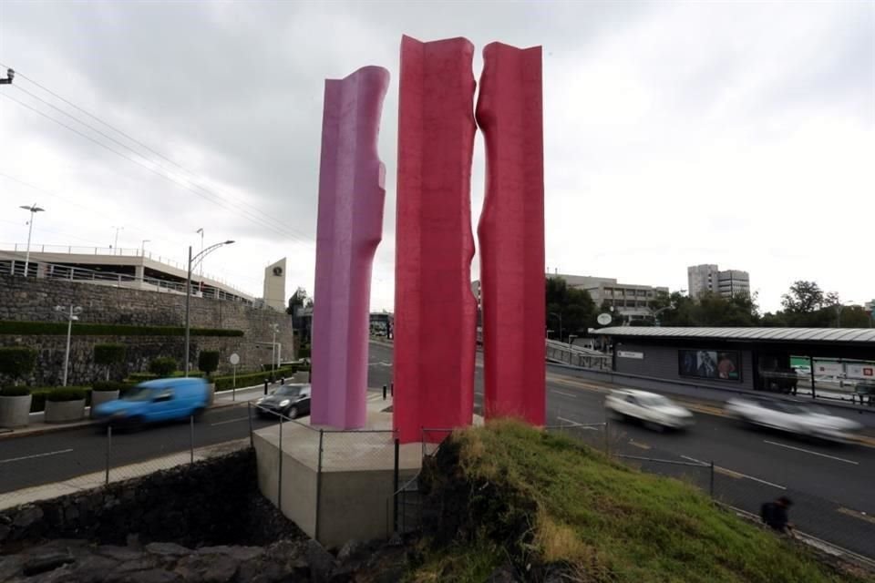 'Las Tres Gracias', del checo Miroslav Chlupac, se encuentra a la salida de la estación Perisur del Metrobús.