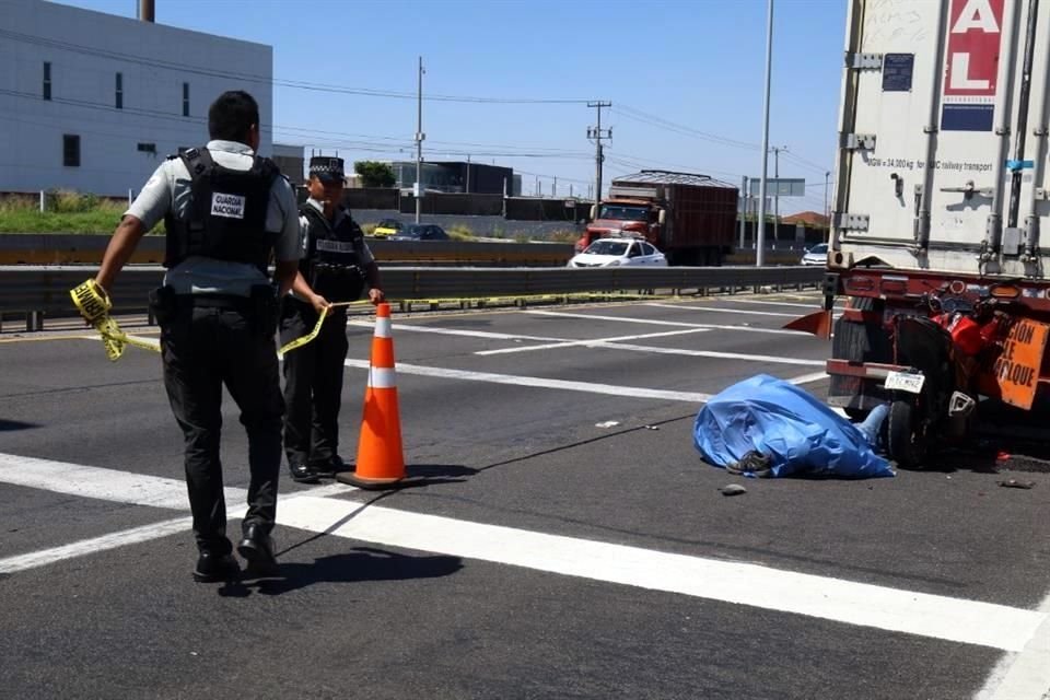 Luego de que un motociclista murió tras chocar contra un tráiler en Autopista a Zapotlanejo, autoridades tardaron más de 3 horas en llegar.