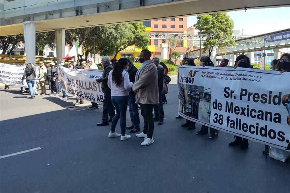 Grupo de jubilados de la extinta aerolínea Mexicana de Aviación bloquea la Av. Capitán Carlos León.
