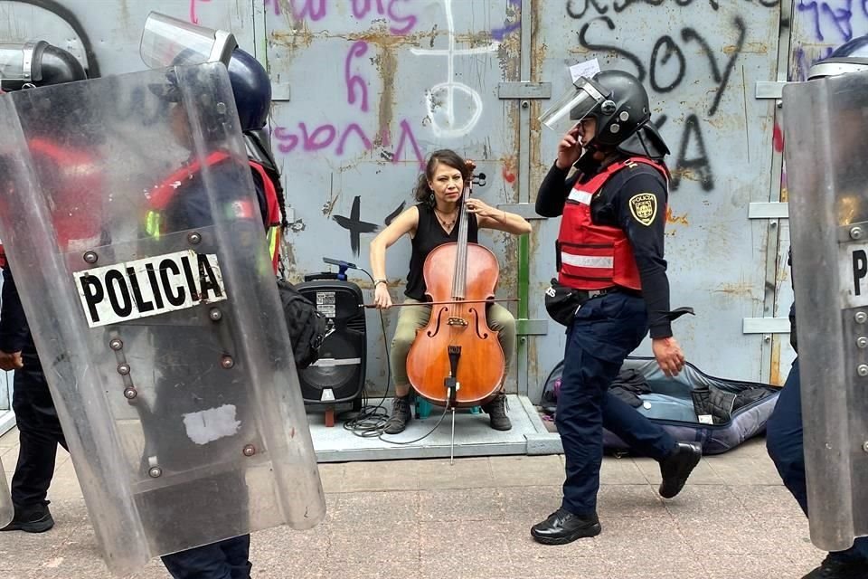 'Al igual que la música, las manifestaciones las tengo en la sangre, porque mi mamá es maestra y de niña la acompañaba a las movilizaciones', relató la egresada del Conservatorio Nacional de Música. 