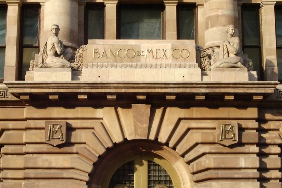 Banxico espera una desaceleración de la actividad económica a partir del segundo trimestre de 2023 y bajó la previsión de crecimiento para 2024.