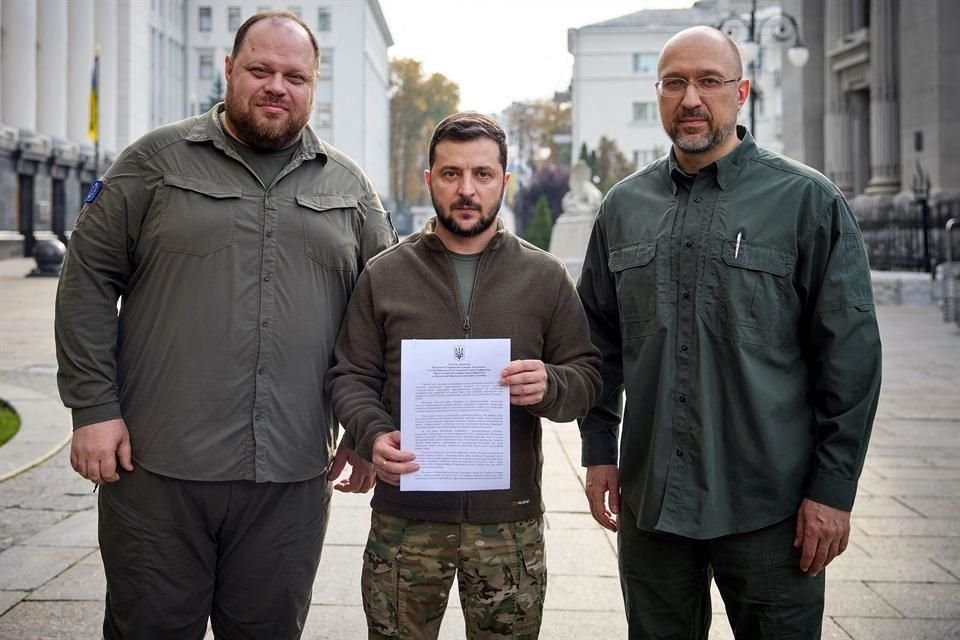 El Presidente de Ucrania, Volodymyr Zelensky, muestra la solicitud de adhesión acelerada a la OTAN.