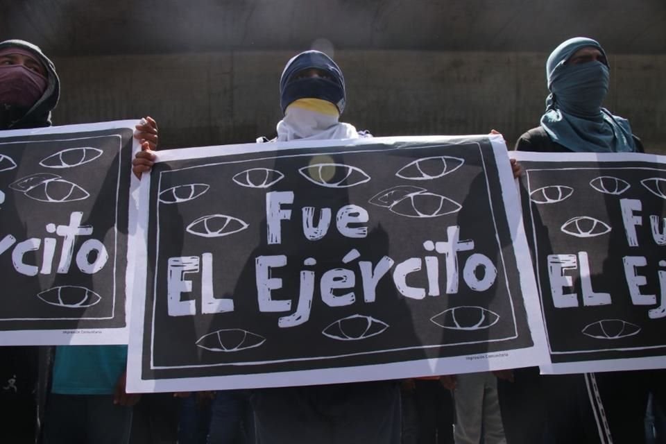 Familiares delos 43 de Ayotzinapa y estudiantes normalistas protestan afuera del campo militar número uno.