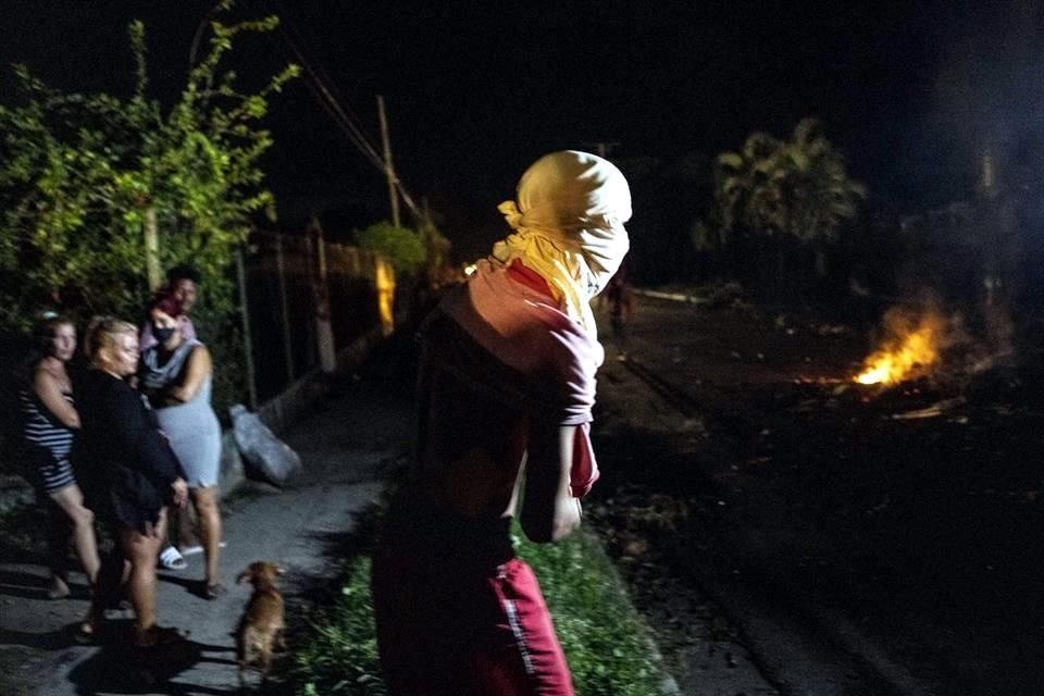 La gente protesta pidiendo la restauración del servicio eléctrico que colapsó el martes pasado debido a la devastación del huracán 'Ian' en Bacuranao, Cuba.