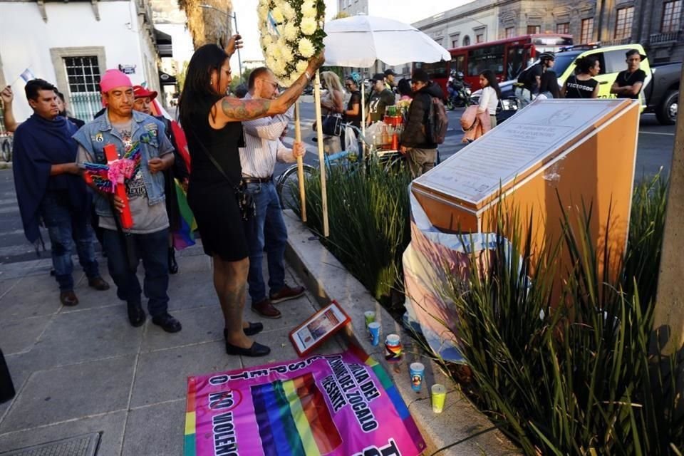 En la esquina de Aldama y México-Tenochtitlán, en la Colonia Buenavista, la asociación civil Casa de las Muñecas Tiresias conmemoró el sexto aniversario luctuoso de Paola Buenrostro, mujer trans asesinada de un disparo.