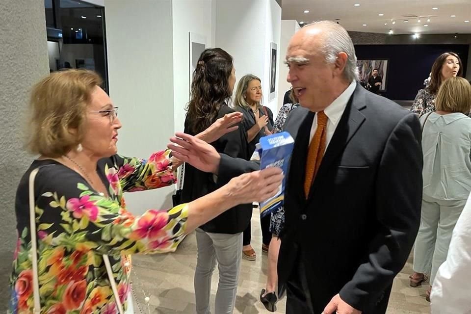 El autor de la obra, el ex Gobernador Fernando Canales, saludó a los asistentes antes de la función en el Auditorio San Pedro.