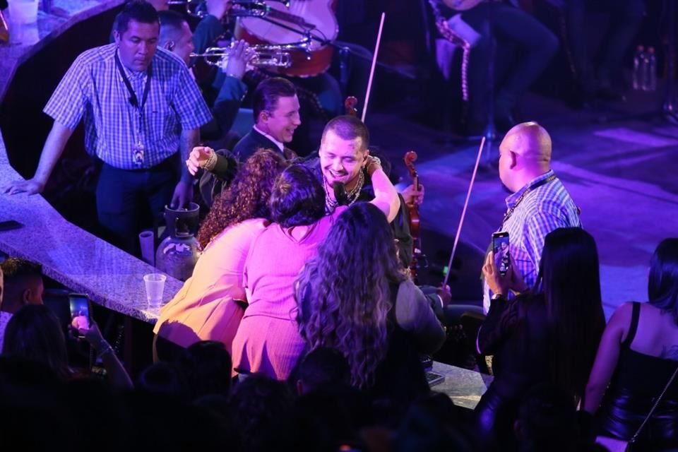 El cantante convivió con algunas fans.