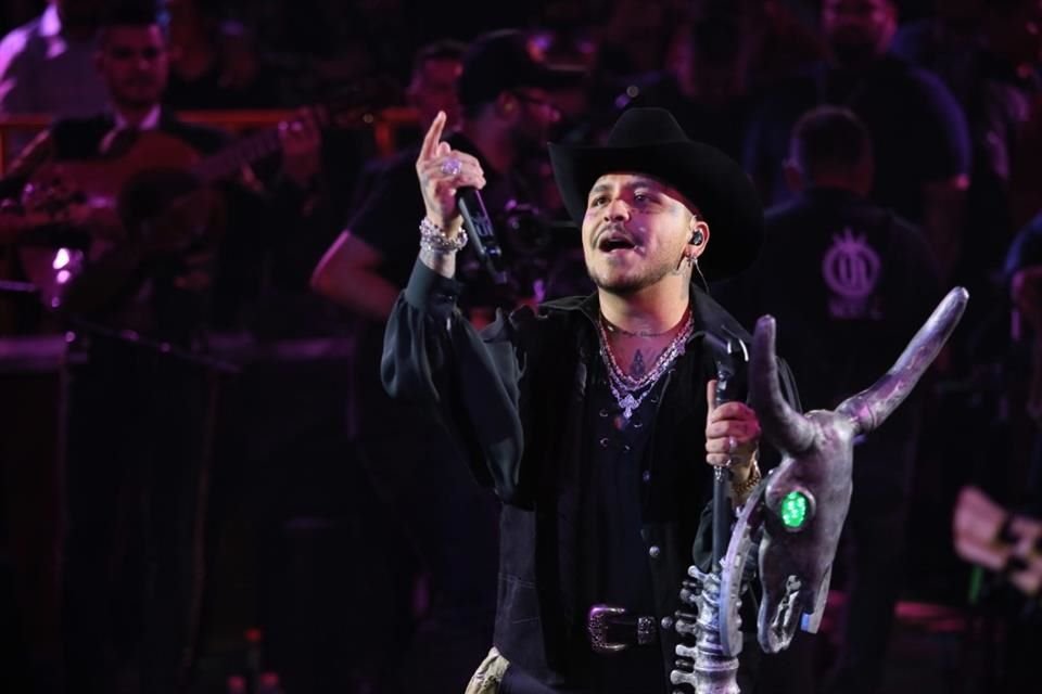 Cristian Nodal entonó sus éxitos en el Palenque de las Fiestas de Octubre durante casi tres horas.