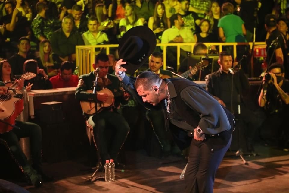 Nodal salió acompañado de músicos de banda y mariachi.