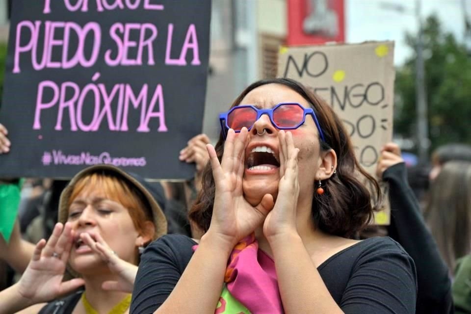 Cientos de mujeres protestaron este sábado contra la violencia de género en Ecuador que ha cobrado 206 vidas en lo que va del año.