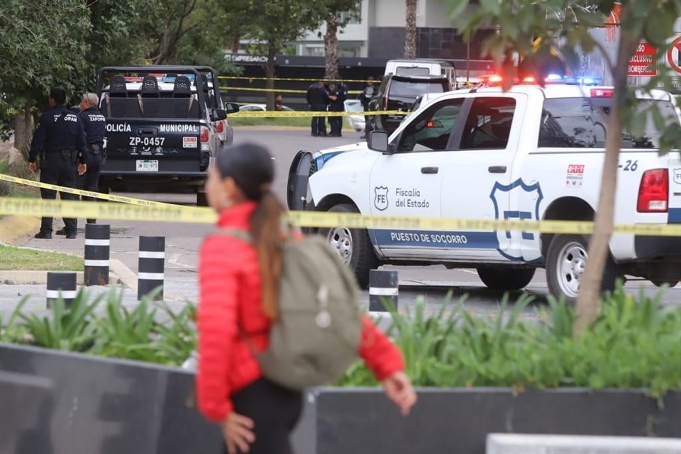 Una balacera se registró en un centro comercial ubicado en las avenidas Puerta de Hierro y Patria.