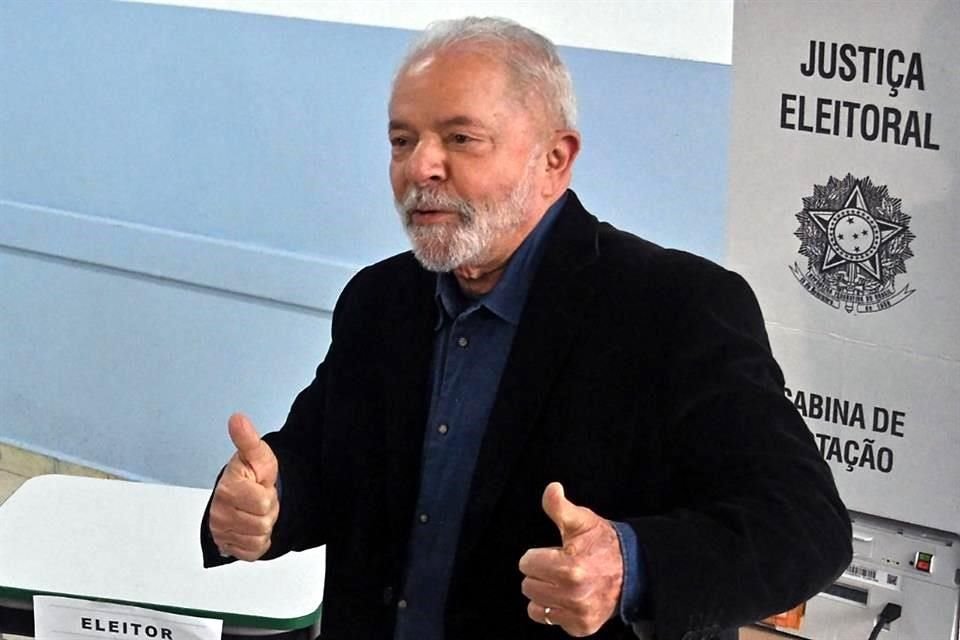 Lula da Silva saluda a la prensa después de emitir su voto este domingo.