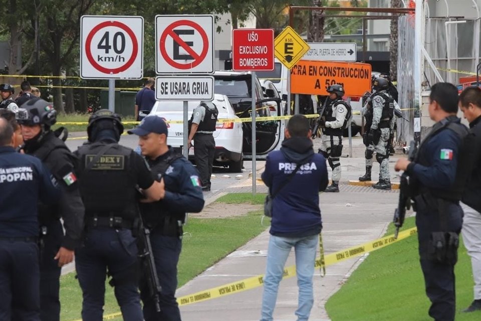 Un tiroteo que habría durado al menos 5 minutos se registró a las afueras de un centro comercial en Bulevard Puerta de Hierro y Patria.