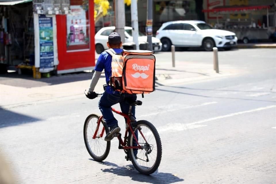 Los trabajadores ganan 2 mil 562 pesos por semana en promedio.