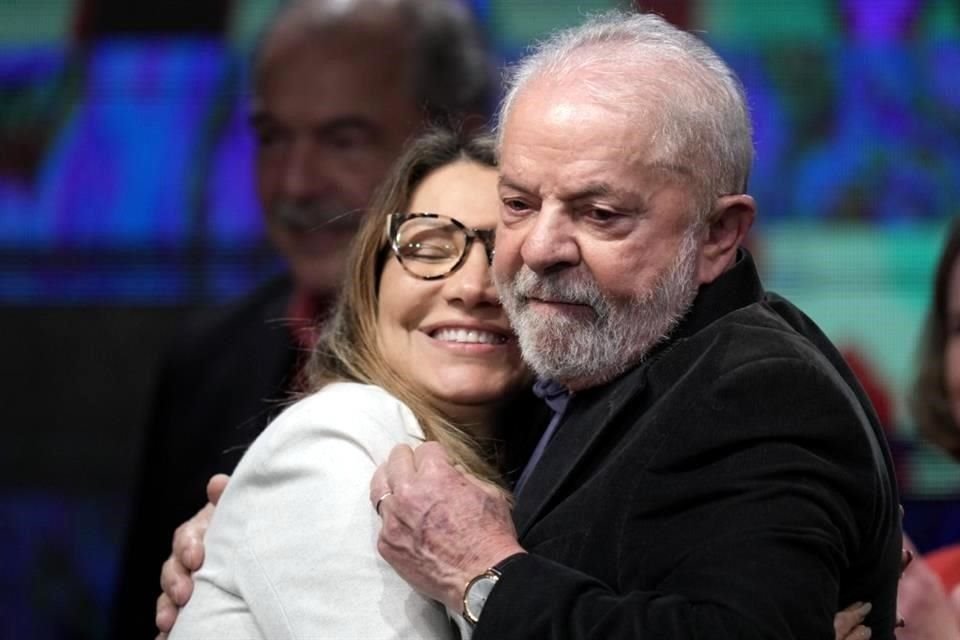 El ex Presidente Luiz Inacio Lula da Silva abraza a su esposa Rosangela.