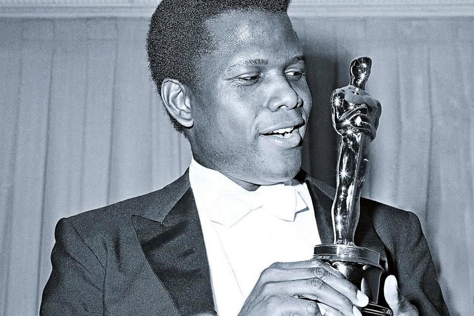 Fue el primer histrión negro que ganó el Óscar a Mejor Actor, en 1964.